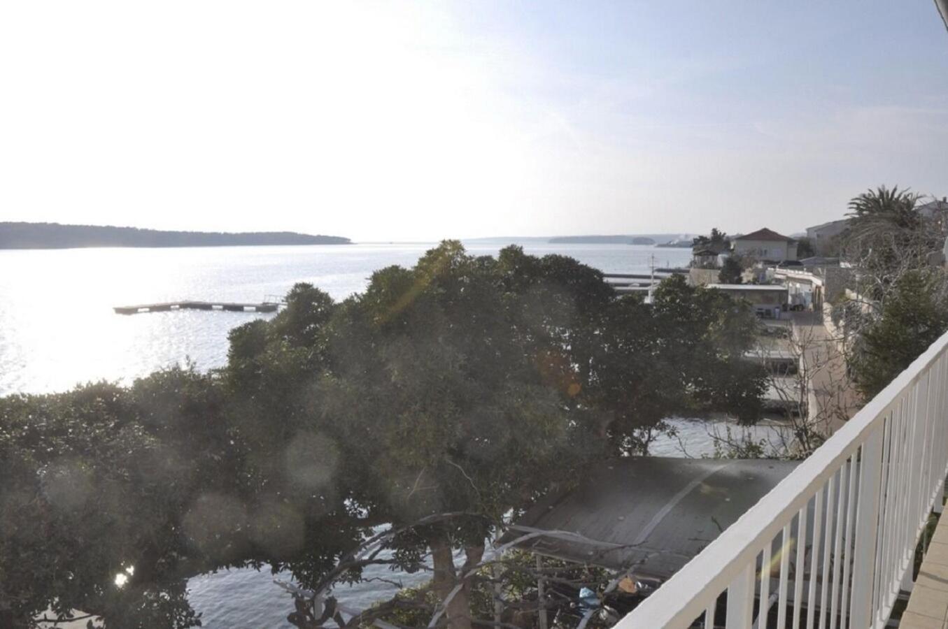 Apartments Petar - 6M From The Sea Barbat na Rabu ภายนอก รูปภาพ